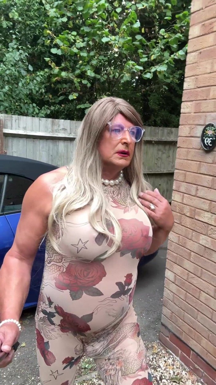 Kellycd2022: Crossdresser seksi Kellycd2022 dalam floral seksi Tengok Thru Catsuit dan...