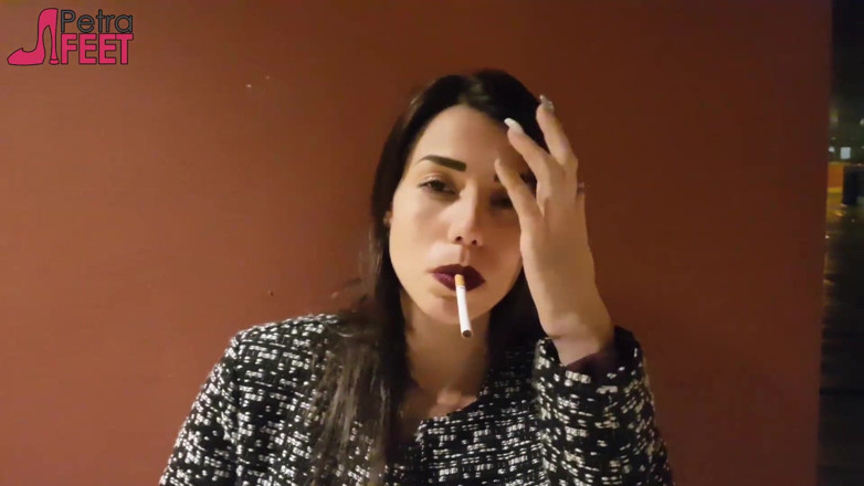 Smokin Fetish: Казкова брюнетка любить курити на відкритому повітрі