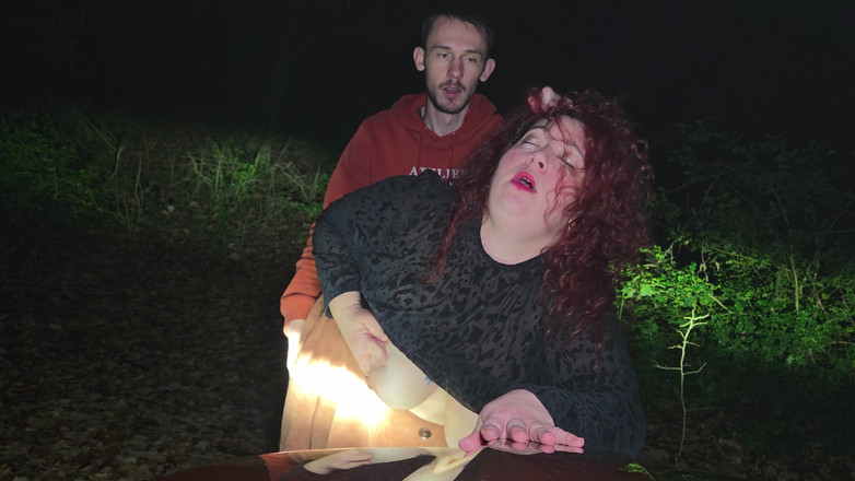 abricot sucree: Lilla bitch som blir knullad i skogen om natten