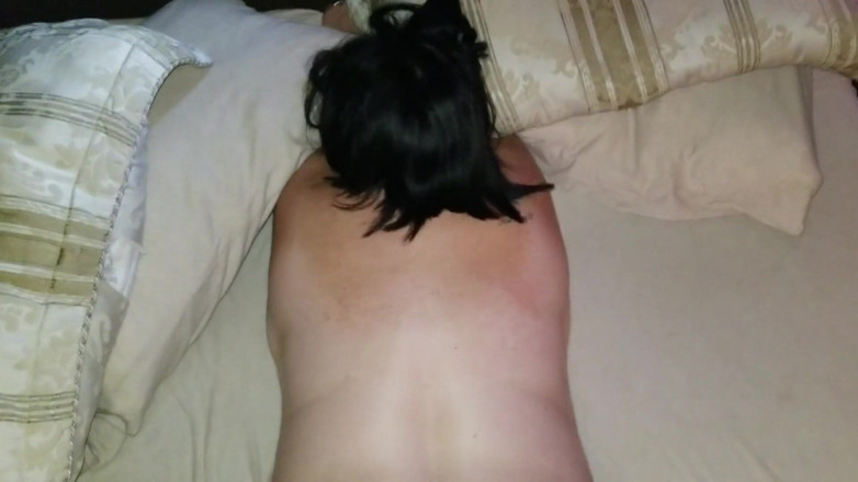 SexyNEBBW: Cewek semok seksi nyepong sperma langsung dari kondom