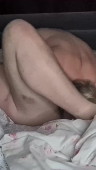 Sexig fru älskar att slicka rövhål och knulla hennes fitta hårt med en enorm dildo