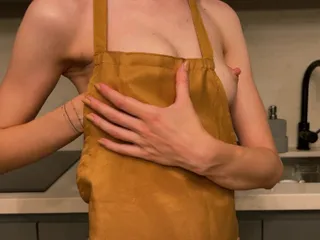 Mia Foster: Young Mom Shows Her Small Natural Milky Tits