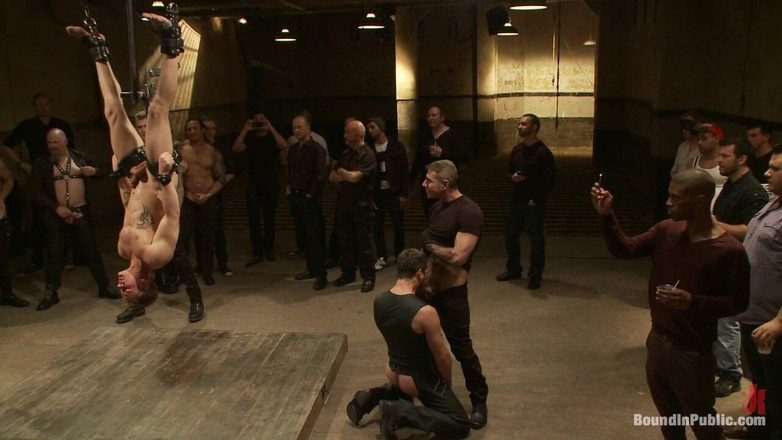 Bound in public: 거친 섹스를하는 동안 트렌트 디젤 바운드 및 거꾸로 일시 중단