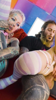 İki ince tatlı kız şişman yaraklı bir servis görevlisi tarafından sikiliyor