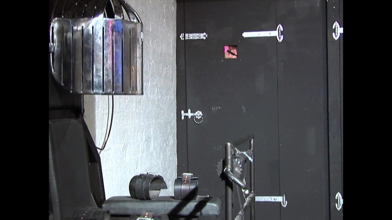 British Porn: 섹시한 란제리를 입은 지배적인 밀프가 미시하고 복종하는 남자를 때리다