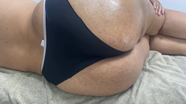 zendella usain: 她的黑色丁字裤不适合那个大屁股