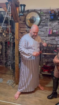 Lanista Beaer apprend à la blackmilf à fesser avec une ceinture.
