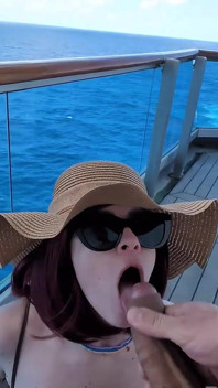MILF Scopata in Pubblico Dal Marinaio Mentre Il Marito Cornuto È in Bagno