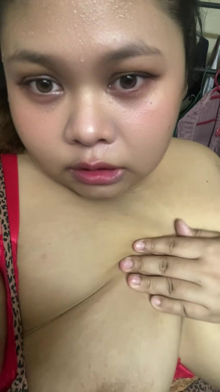 Cris Santana: 히잡을 벗고 휴대폰으로 나를 위해 이 영상을 만든 의붓여동생