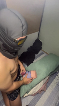 Jugando con el juguete de compañero de cuarto.