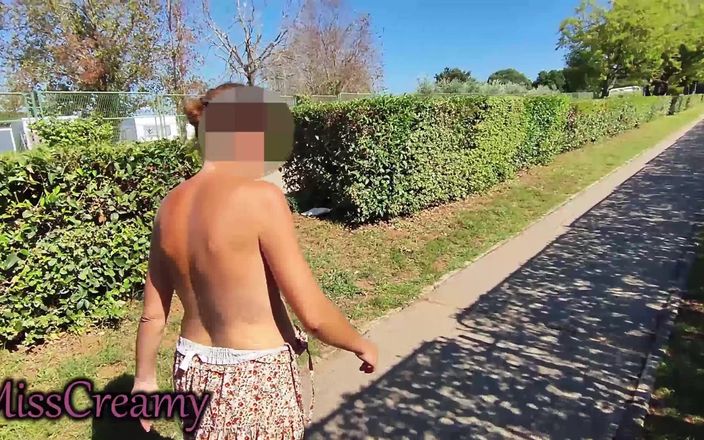 Miss Creamy: 보지 플래시 - 많은 사람들이 지나가는 거리에서 알몸으로 걷는 노출증 마누라 - 걸렸어