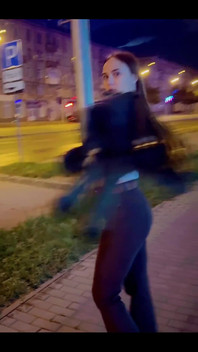 Hey, buraya gel seni öpeceğim! Gece yürüyüşleri harika, değil mi?