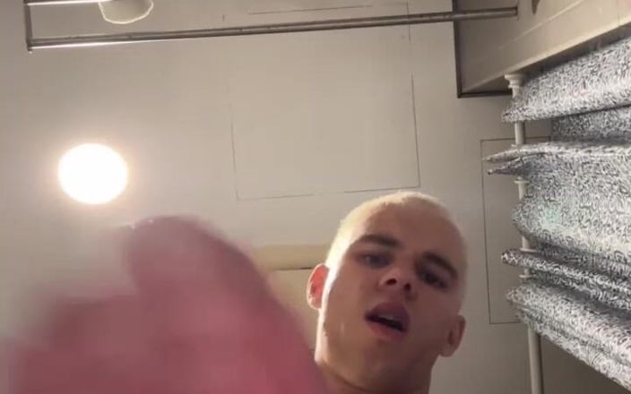 Max_Russell: Je suis allé dans les toilettes dans une auberge et...