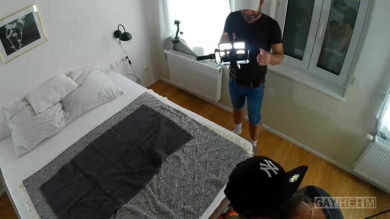 GAYheim: 젊은 아시아인과 나이 든 독일 터키인이 벌거벗은 채로 섹스를 한다