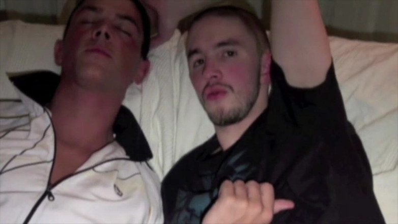 Sneaker gay: Badboy zerżnięty trampkami dominacji innego łuszczącego się chłopca