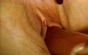 Lesbo Tube: बड़े स्तनों वाली बालों वाली नुबियन milf(चोदने लायक मम्मी) अपने दोनों छेदों में खिलौना घुसाती है