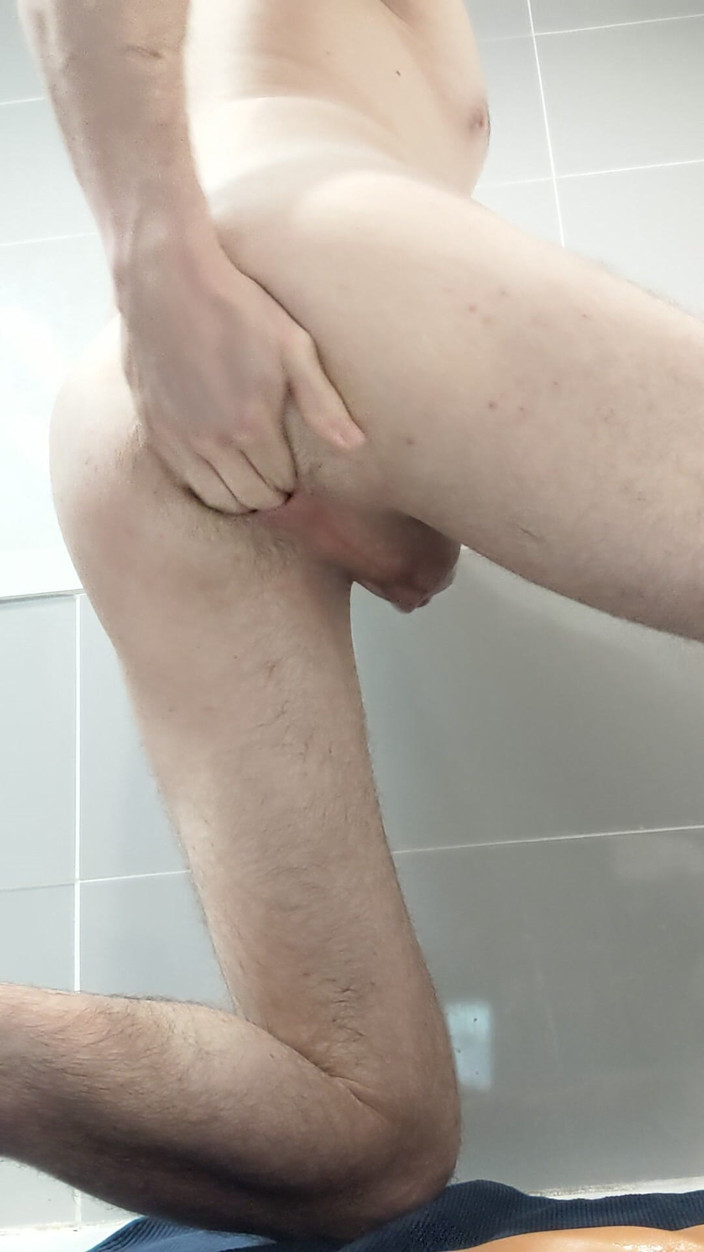 Mike Bi: Kocaman bir dildo popomda saklıyorum