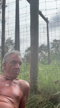 Desnudo a lo largo de las pistas