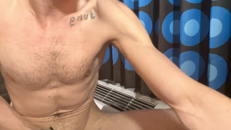 Savage confidence: Edepsiz pornoyu yoğun bir şekilde izlerken sandalyeye geri yattım