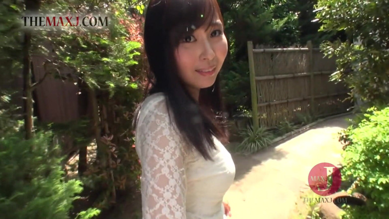 Asian happy ending: 毛茸茸的亚洲小妞在户外的第一人称视角被指交