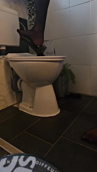 Sissy in netkousen berijdt haar dildo deel 1