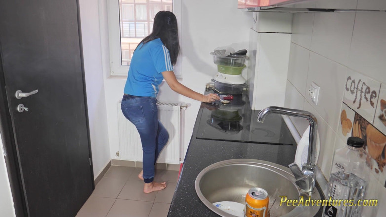 Pee Adventures: Kouření a smáčení džín v kuchyni