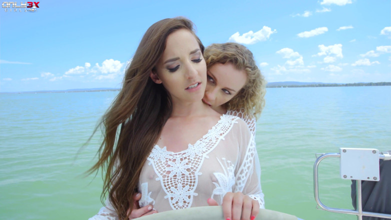 Only3x: Amirah Adara i Angel Emily bawią się w dupę na...