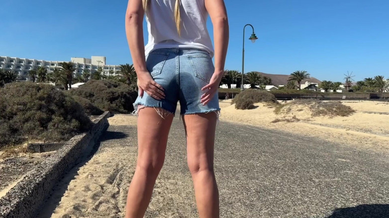 Emma Voyeur: Disperata bagnando pantaloncini di jeans in pubblico