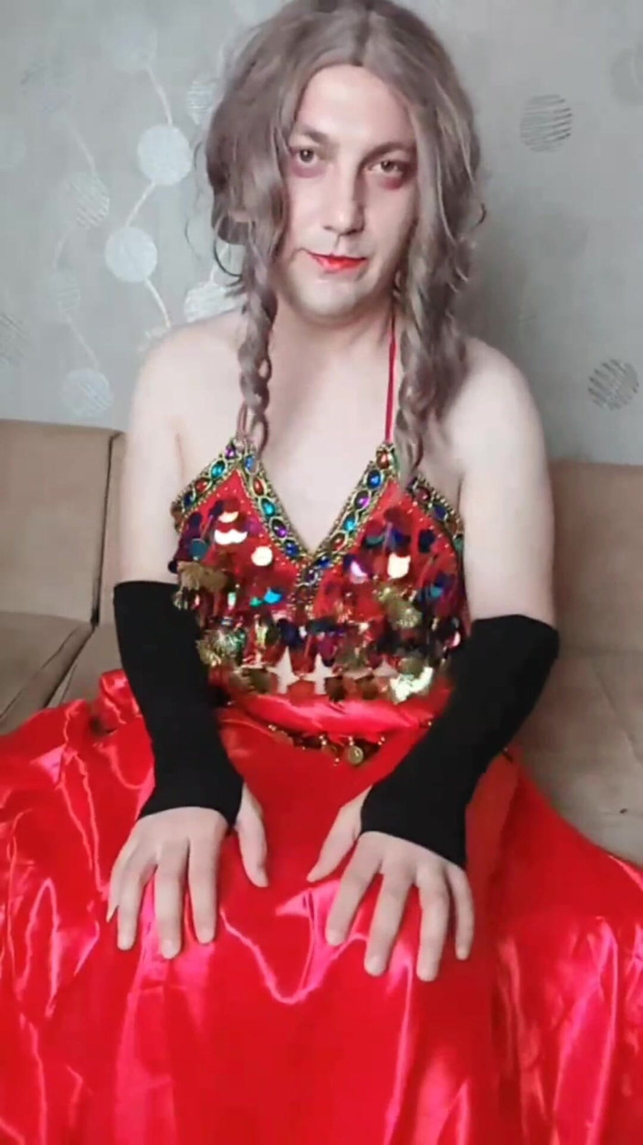 Kitty_Cross: Bailarina del vientre femboy en vestido seductor rojo