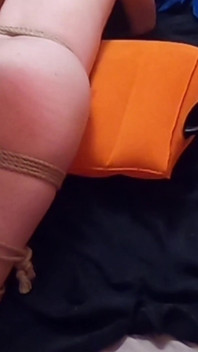 BDSm zum zweiten mal bondage-shibari-mädchen versohlt und ausgepeitscht