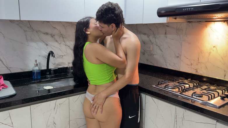 LUNITASEXxx: น้องสาวต่างแม่ที่กําลังเงี่ยนของฉันไม่รังเกียจที่จะออกไปข้างนอกโดยไม่ใส่เสื้อผ้าเพื่อหาข้ออ้างในการเย็ดหีที่แน่นและอวยของเธออย่างแรง
