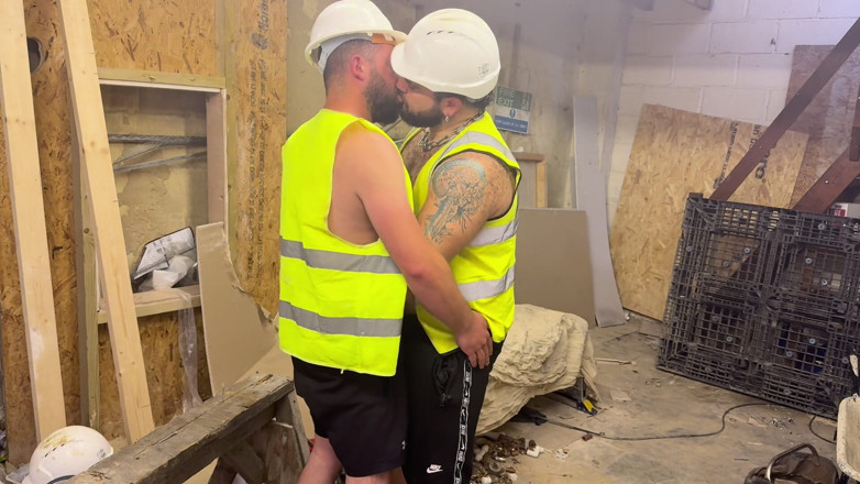 ScruffyStocky: Construtor de capacete urso peludo come cu e depois prenha...