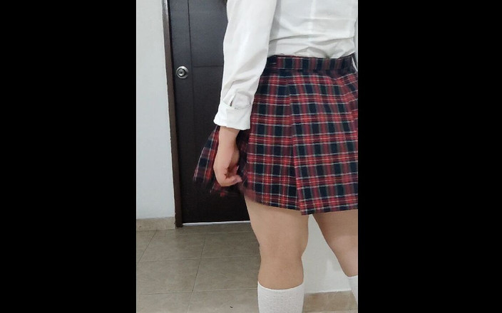 Emily-Chan: Найкраща подруга її вітчима наповнила її студентську форму спермою