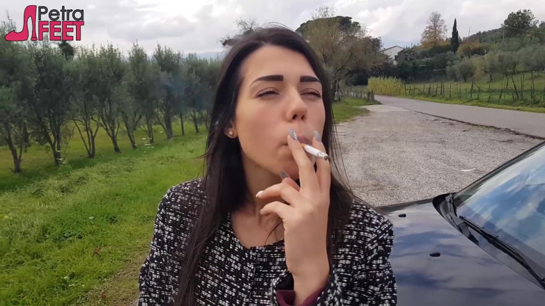 Smokin Fetish: आउटडोर सेक्सी काले बाल वाली से सिगार धूम्रपान करते हुए