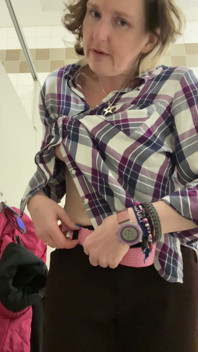 Când un pișat nevinovat în toaletele publice se transformă într-o masturbare obraznică care ejaculează
