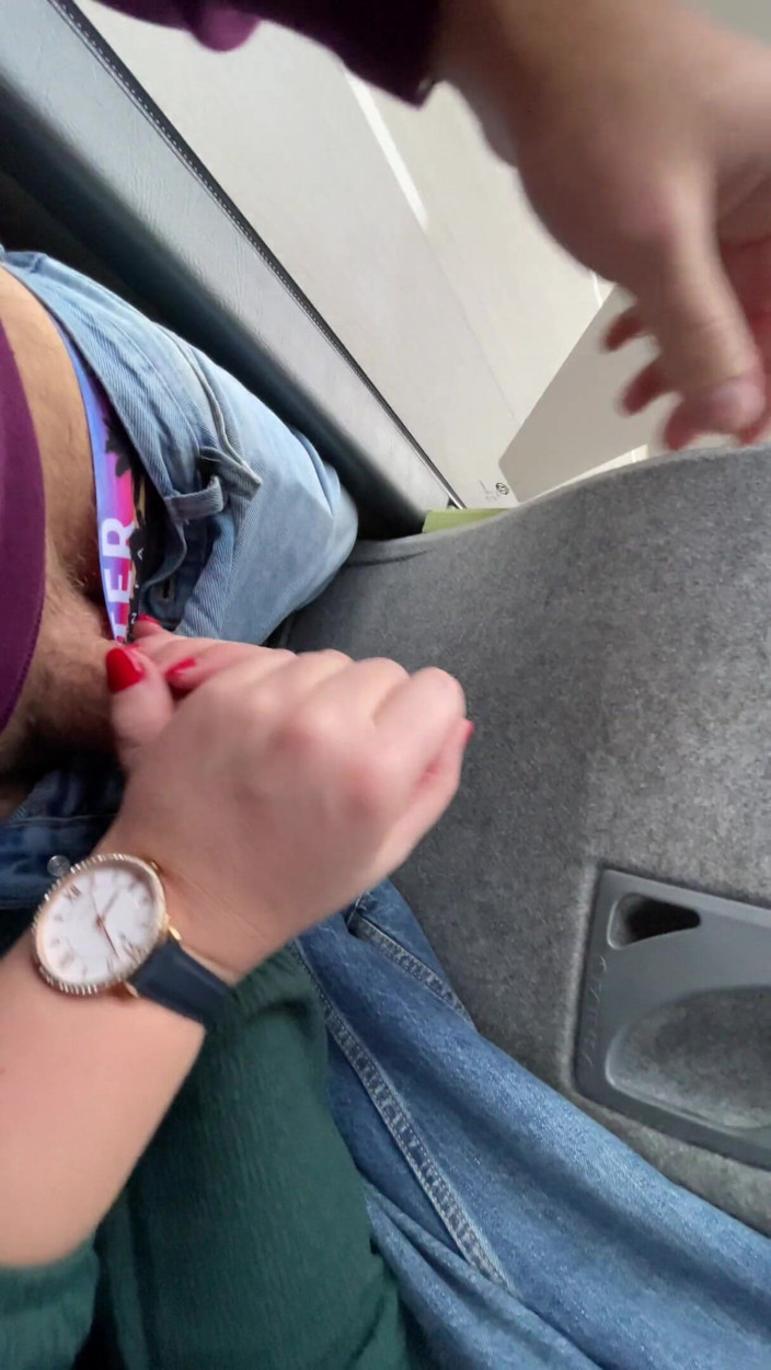 SlipCouple: Handjob dalam bas dan disebat pancutan mani di tempat duduk -...