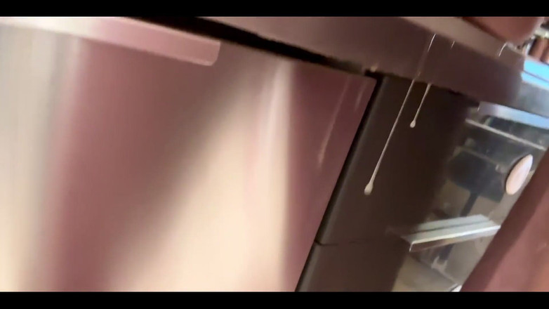 Crazywifeslut: Po prostu szybki seks w kuchni z mokrą ociekającą cipką