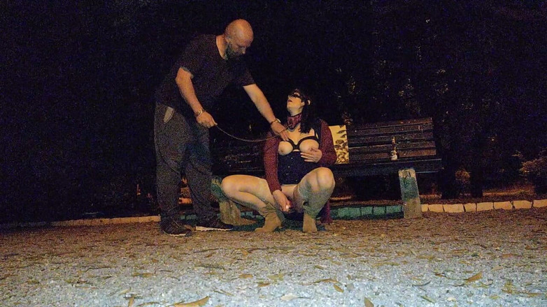 Toilet Mommy: Gecontroleerd en aangelijnd in legging en hoge laarzen