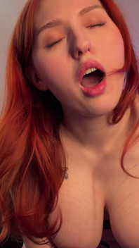 Juicy Babe bringt dich zweimal zum Höhepunkt. Schau mich an und entleere deine Eier!