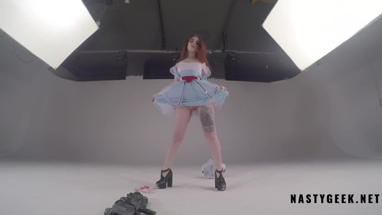 PurefilmsTv: Geile alice im wunderland bekommt striptease und squirtet vor der...