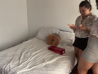 zoemelissa: Ein Chef gibt seinen sekretärinnen einen doppeldildo und sie beschließen,...
