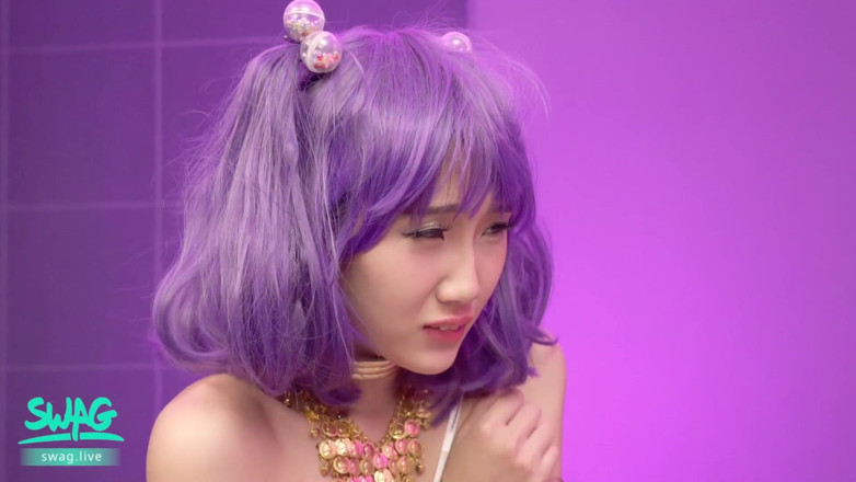 SWAG.live: Ragazze cosplay si sditalinano a vicenda, scopate da sconosciuti