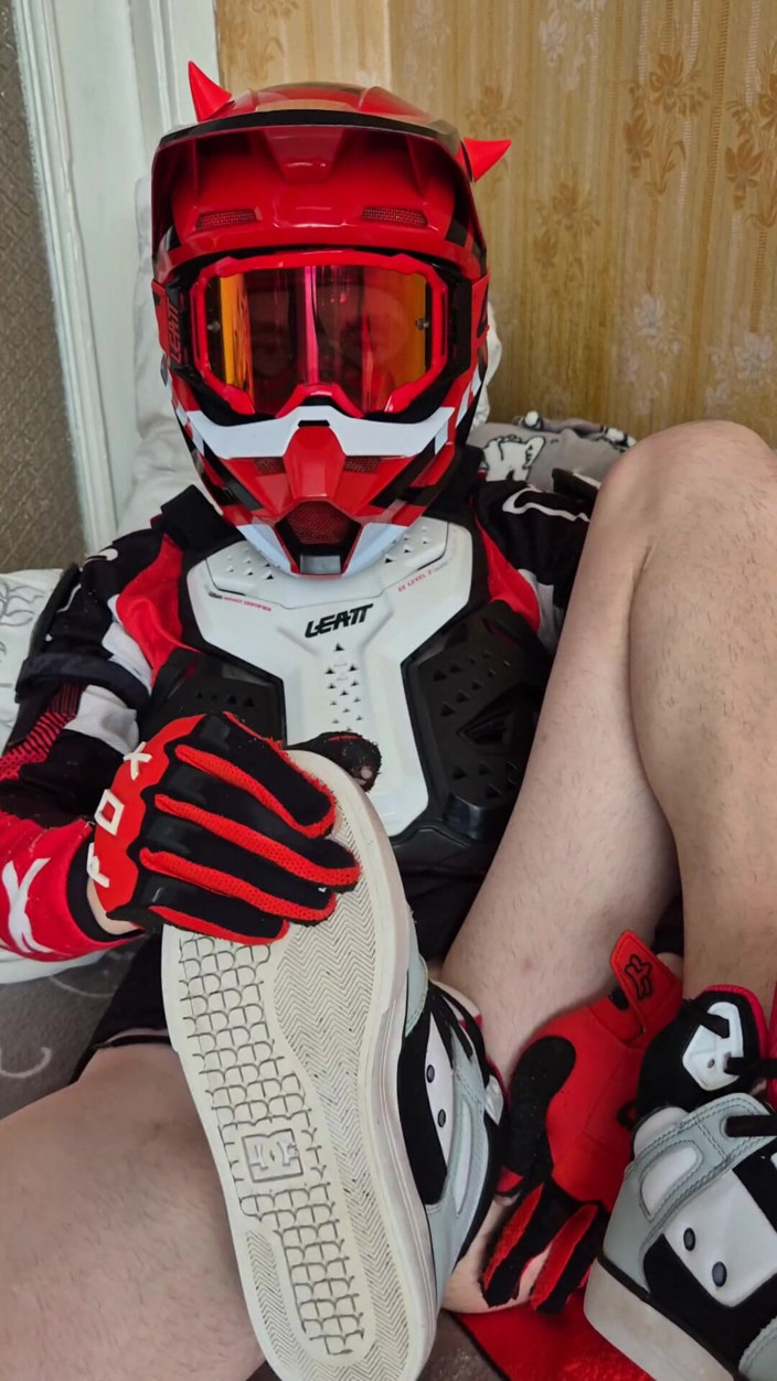 Sneakersmax98: Motorcu vitesinde orgazm oldu