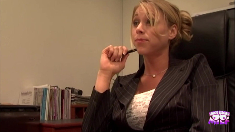 Huge Boobs MILF: Dünnes blondes küken mit dicken titten leckt sperma von einem...
