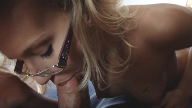 Genuine XXX: Si blonde berkaca tetek kecil dengan handjob bertatu, blowjob dan...