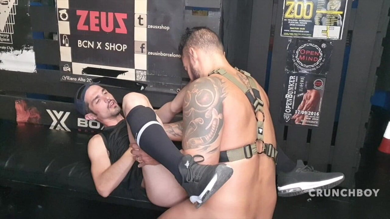 Bareback family club: La troia nando Rey scopata crudamente da Viktor Rom