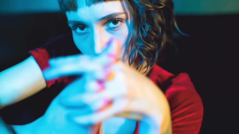 Bia Roman: Adorare de picioare, vorbe murdare și anal cu jucărie