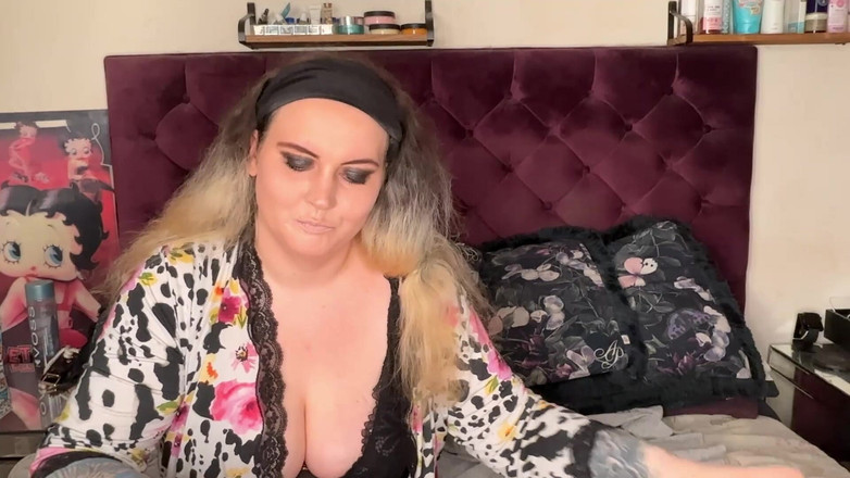 MissFFW: Cewek nakal ini mewujudkan make-upnya di malam yang nakal