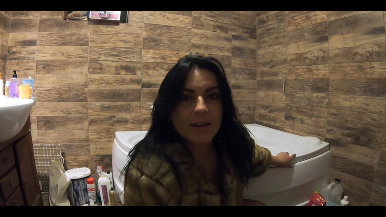 MilfyCalla: Milfycalla- gioca con la pipì nella vasca da bagno con...