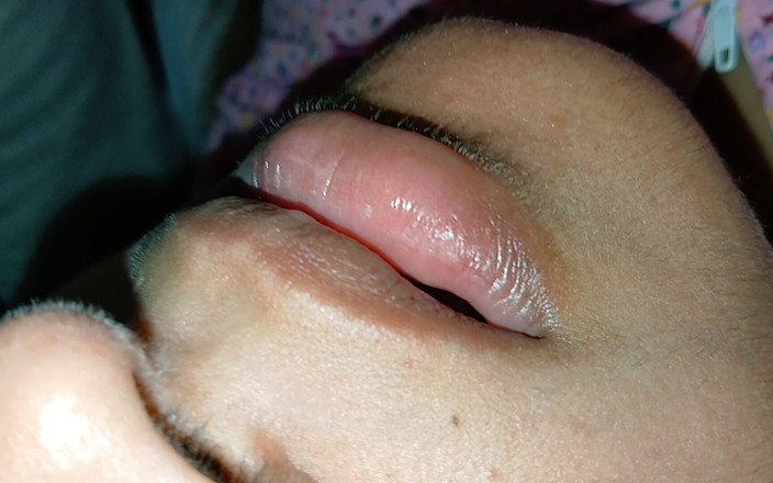 kirti bhabhi: 팬티 없이 침대에서 이복 여동생을 잡았어